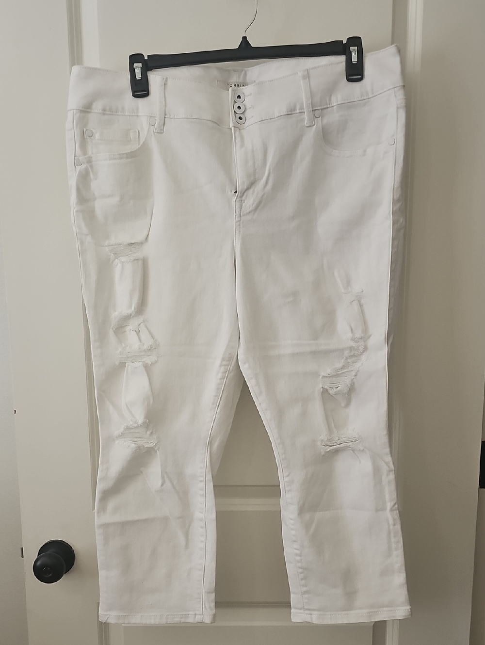 NWOT Torrid White Distressed Women’s Crop Jeans